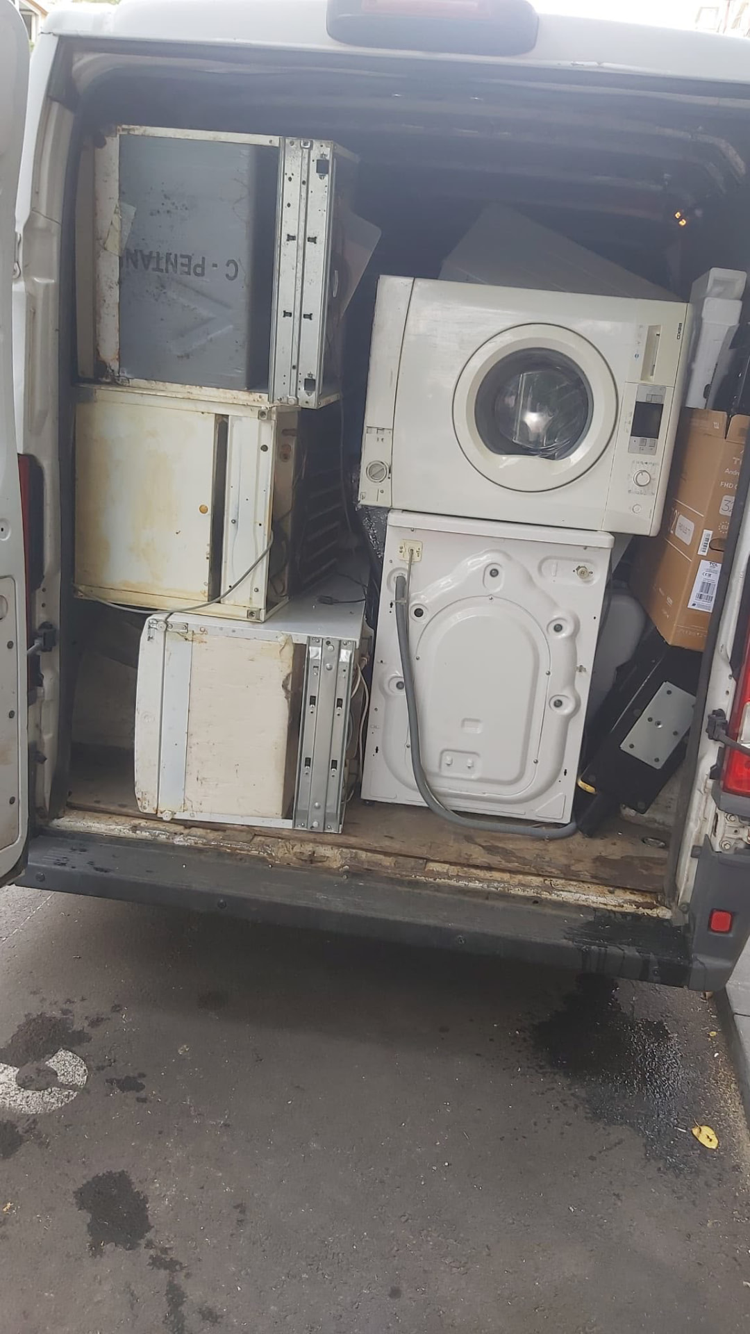 Duba de colectare încărcată cu mașini de spălat vechi ridicate gratuit din București
